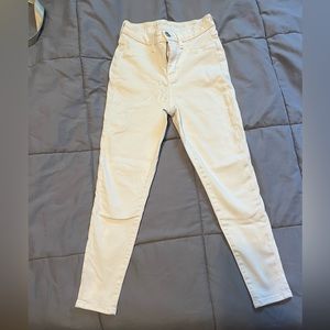 White jeans/pants